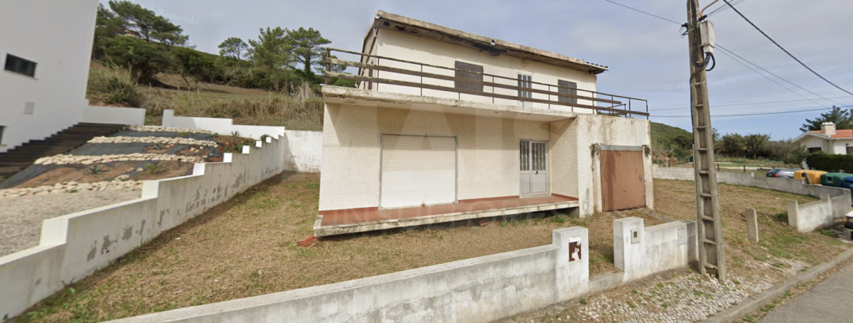 3-bedr. house to renovate in Salir do Porto, next to the viewpoint