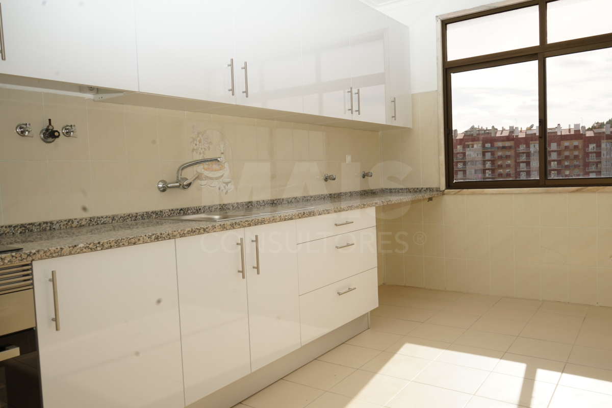Apartamento T2 com suite , 2 varandas e arrecadação na Rinchoa, Rio de Mouro