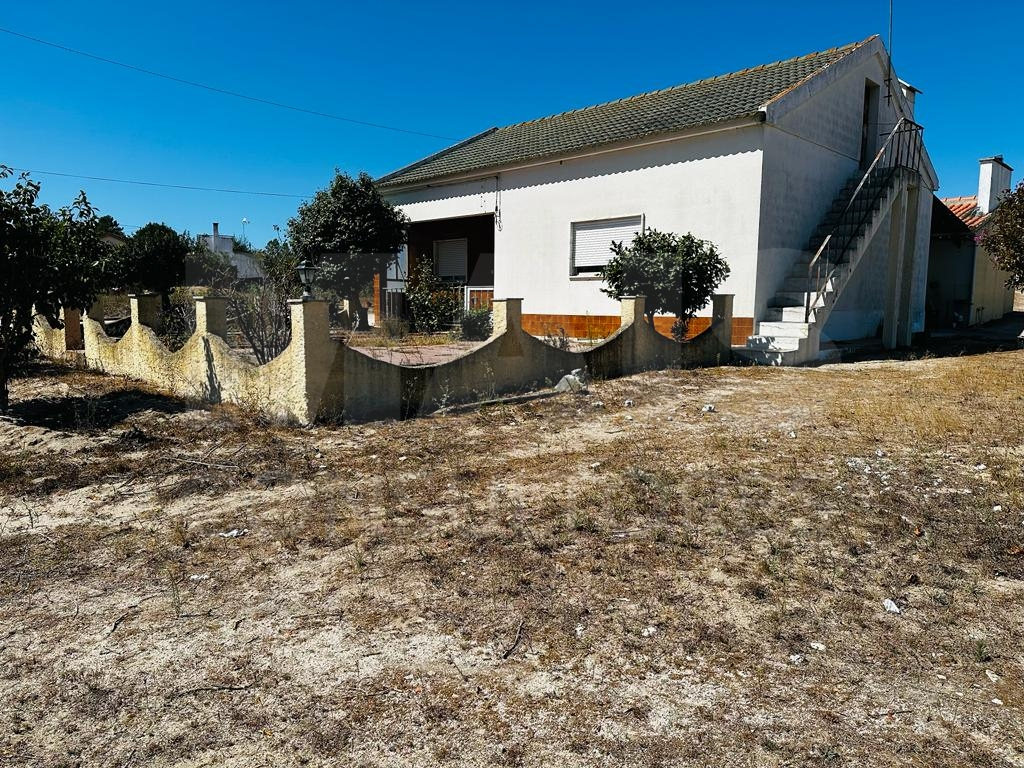 Farm with 2 houses + workshop 50 minutes from Lisbon